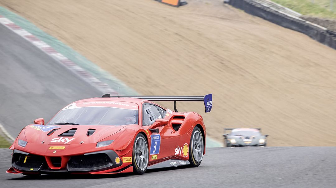 Ferrari Challenge UK, terzo atto. Tredici Ferrari al via a Brands Hatch